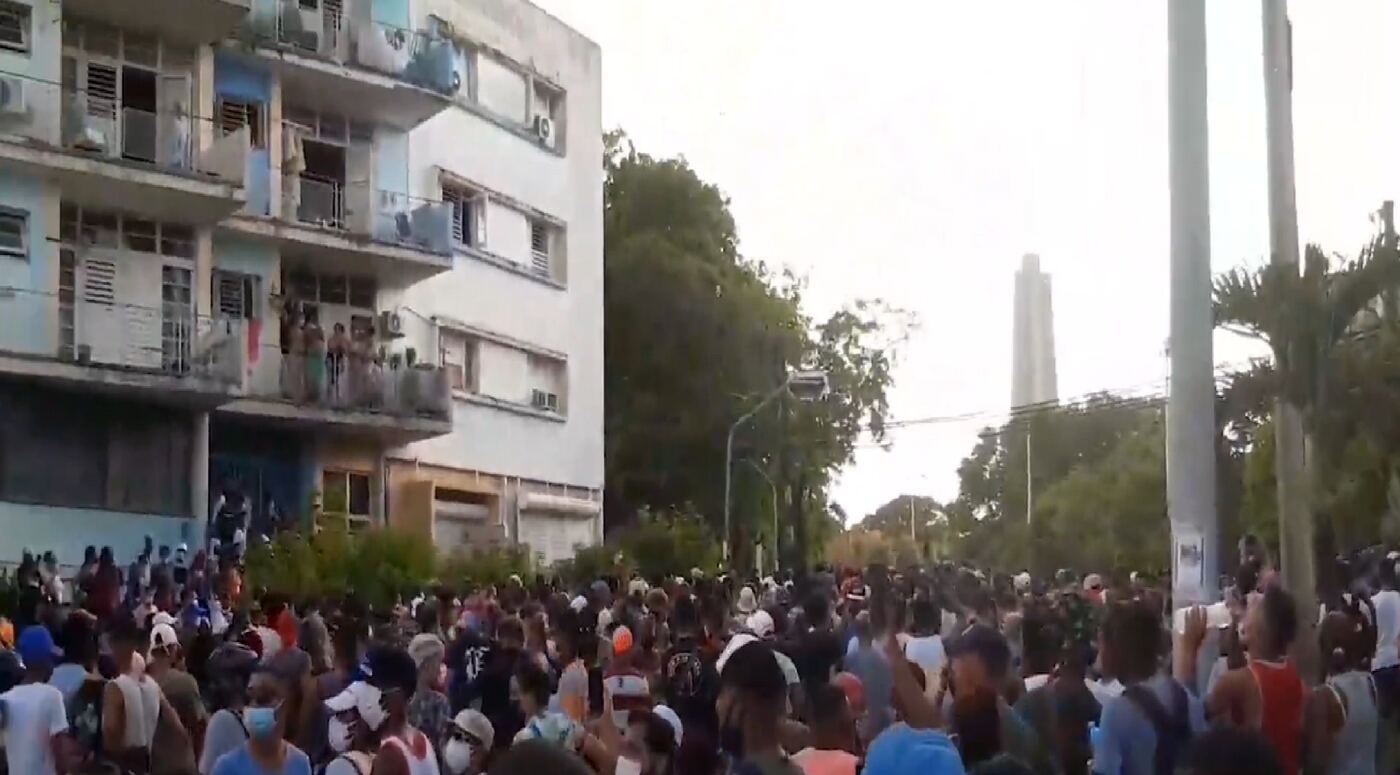 Una multitud protesta en una calle de La Habana el 11 de julio de 2021