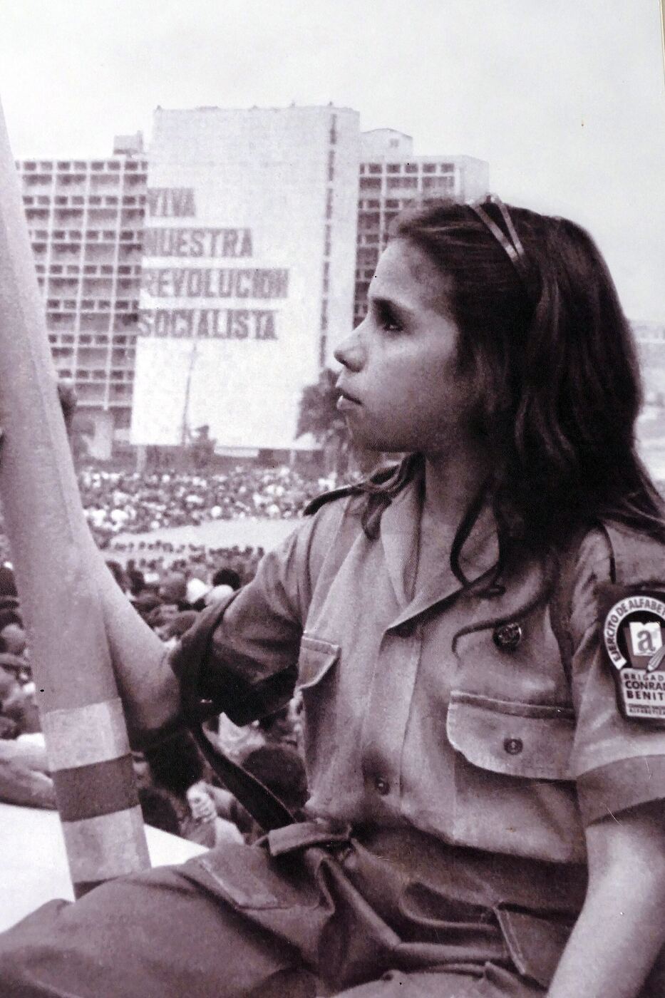 Retrato antiguo de una niña brigadista de la campaña de alfabetización de 1961, con su uniforme