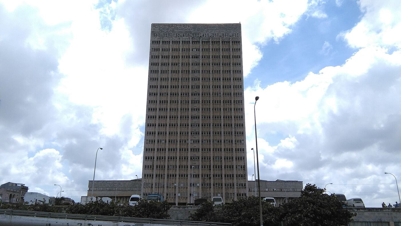 El edificio alto del hospital Hermanos Ameijeiras en Centro Habana, frente al Malecón