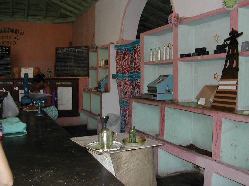 Una bodega cubana con mostrador y estantes casi vacíos