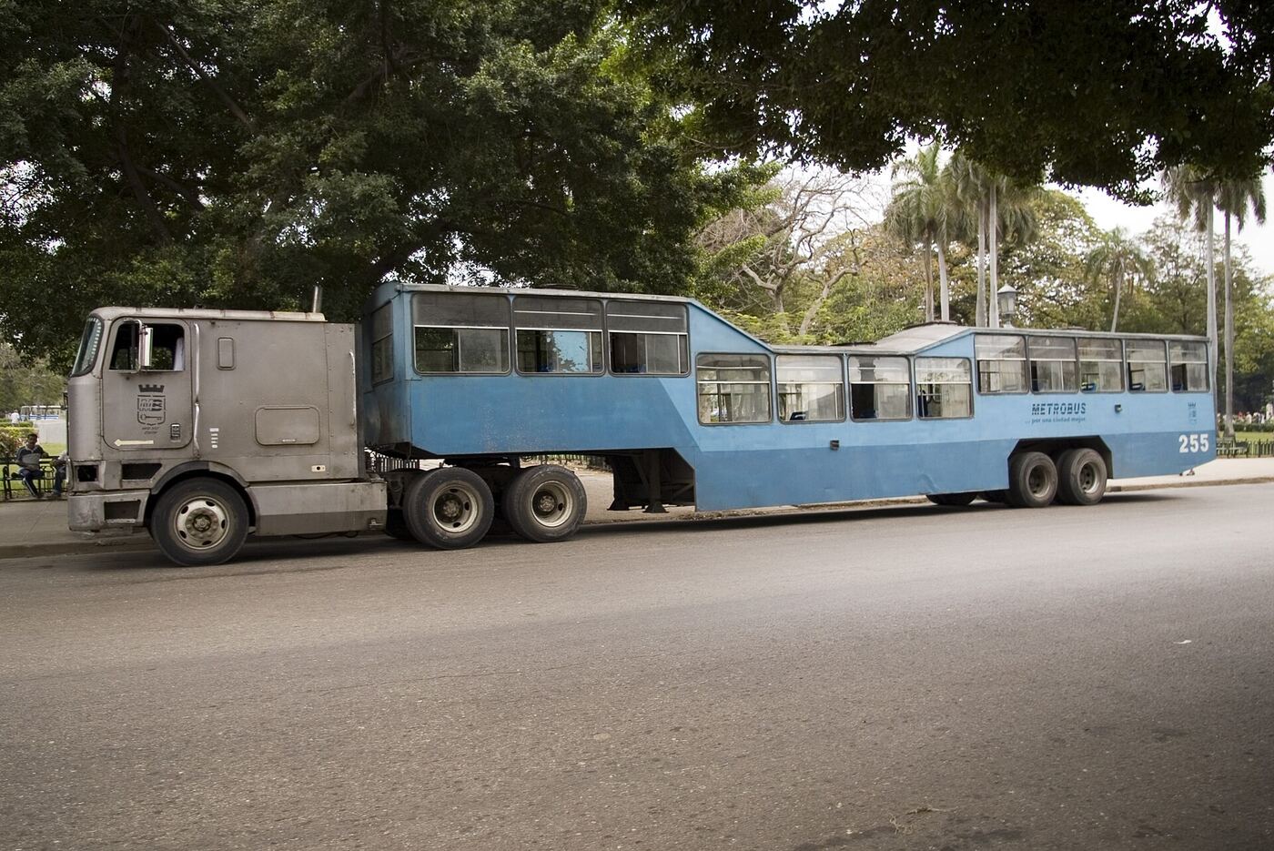 Un camello, el autobús hecho con un remolque de camión que nació en el Período Especial, aparcado en una calle de La Habana