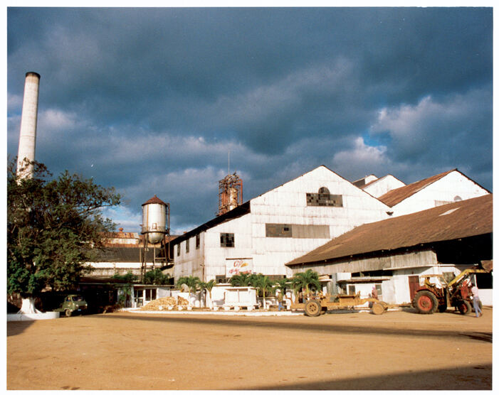 Edificios del antiguo central azucarero Guipuzcua, en Matanzas, bajo un cielo de tormenta