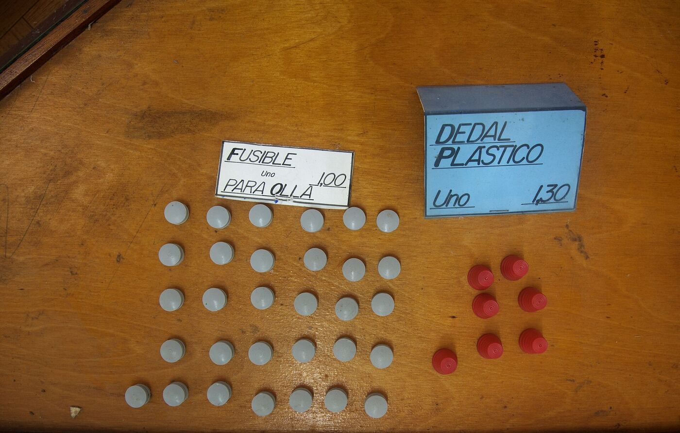Fusibles de olla y dedales de plástico a la venta sobre una tabla