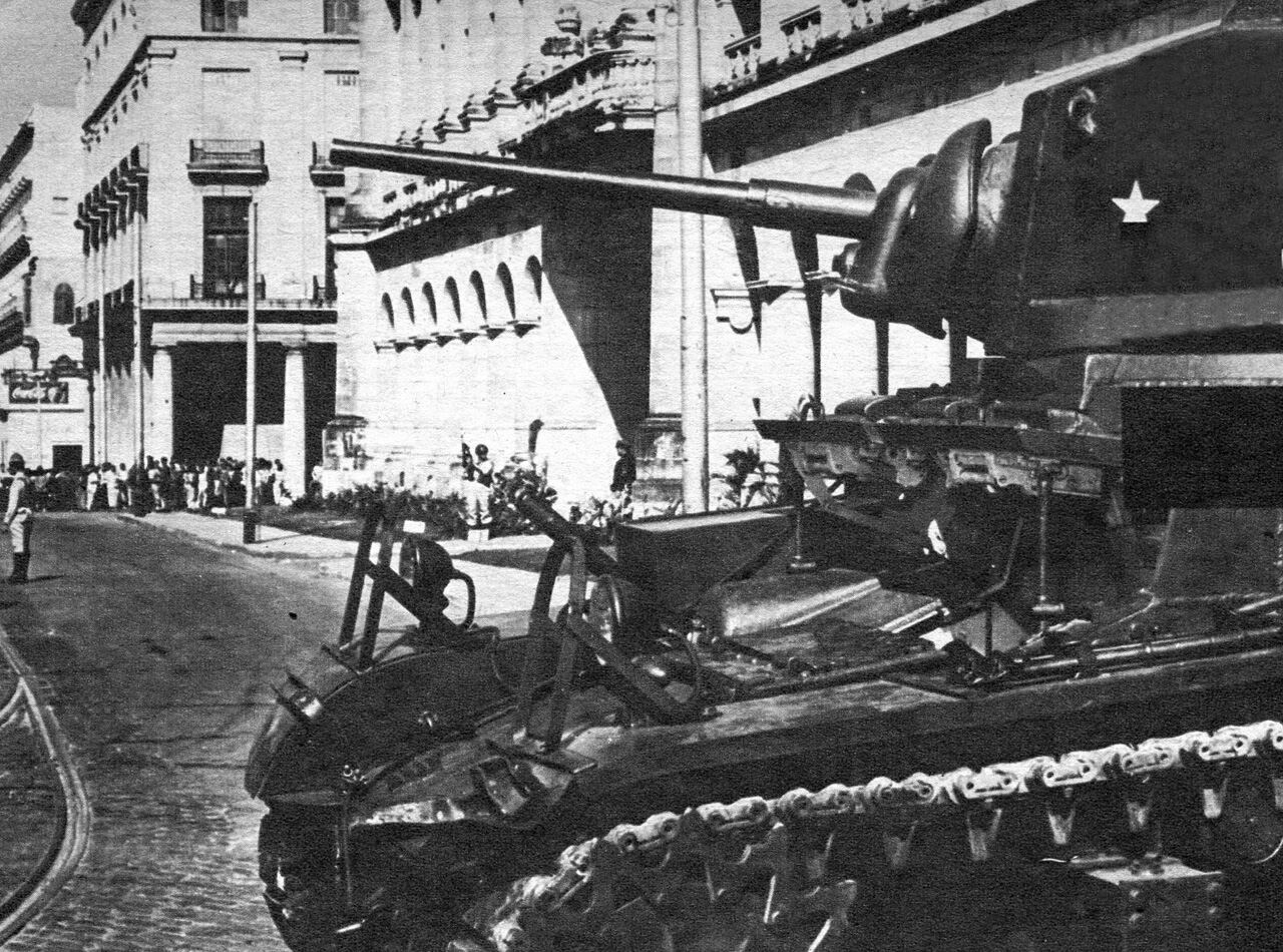 Un tanque frente al Palacio Presidencial de La Habana el día del golpe de 1952