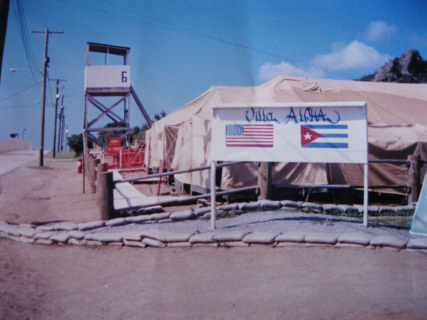 Tiendas de campaña de un campamento de refugiados en la base de Guantánamo