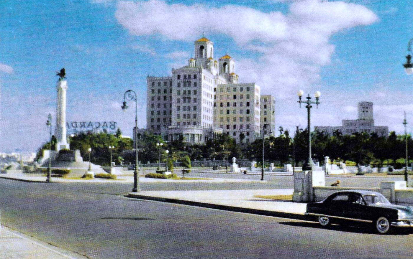 Postal coloreada del Hotel Nacional de La Habana hacia 1950, con jardines y palmas