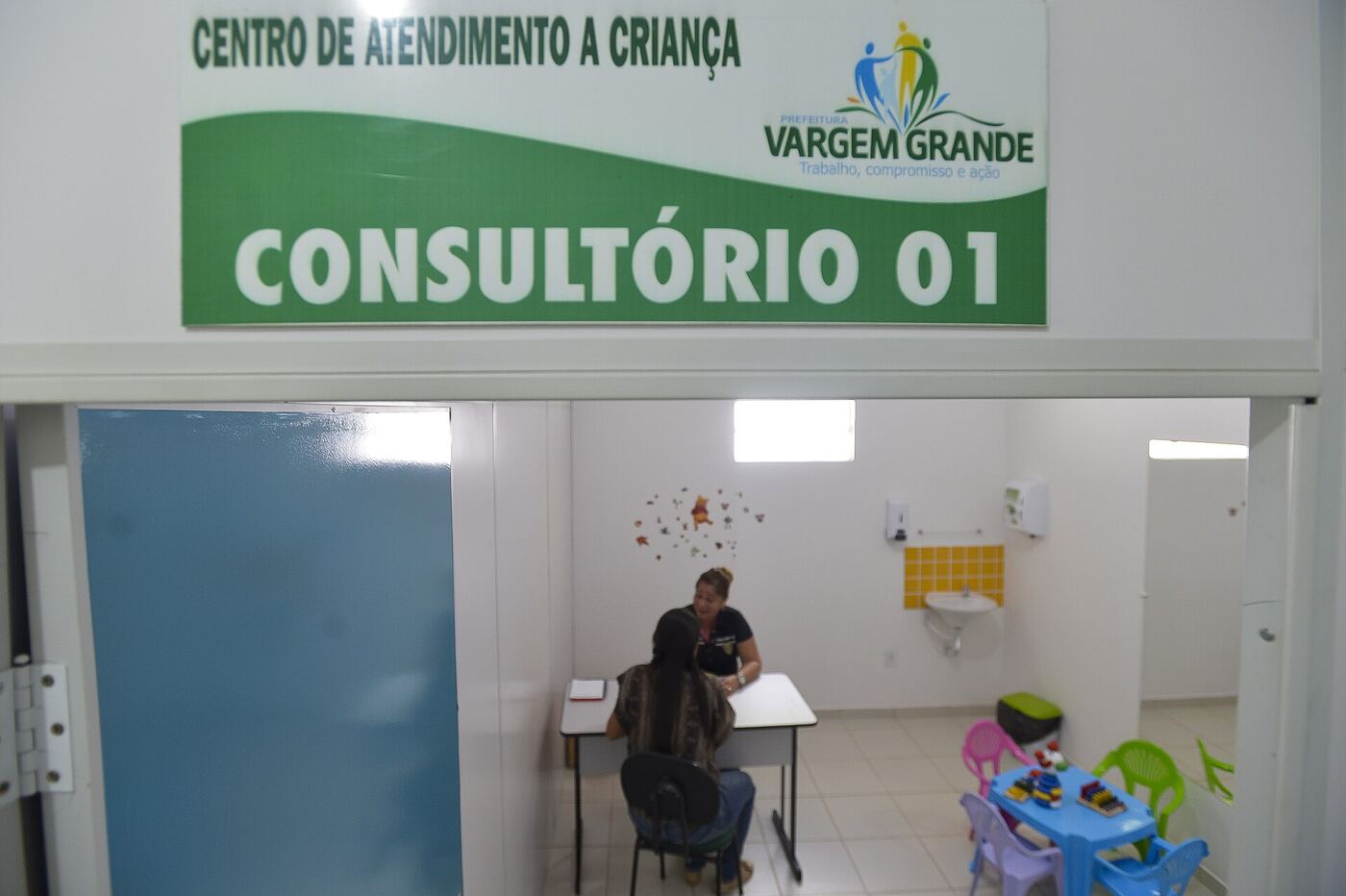 Una médica cubana atiende en un consultorio infantil de Vargem Grande, en Brasil, en 2013