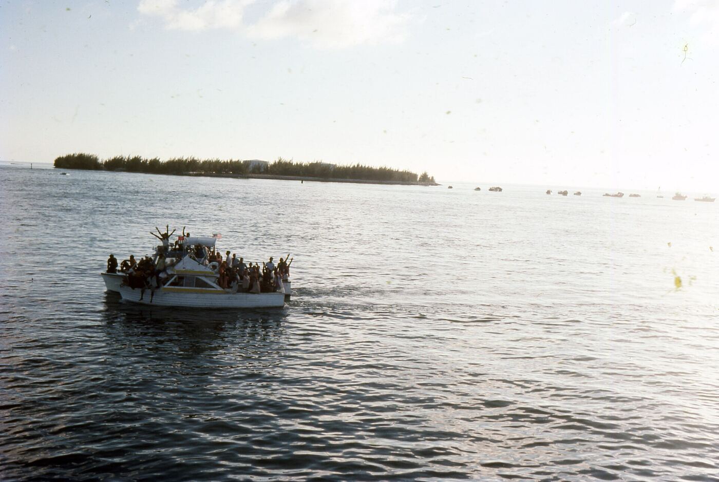 Dos barcos repletos de personas en el puerto de Cayo Hueso