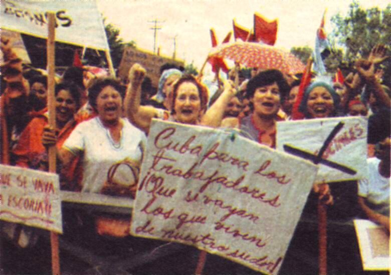 Manifestantes en Cuba con carteles contra los que se van, en 1980