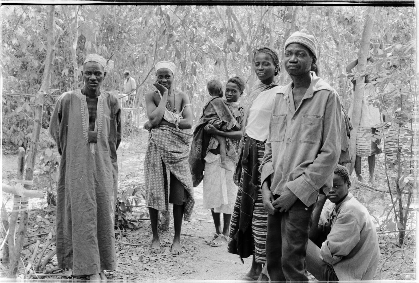 Un médico cubano pasa consulta a un grupo de personas en una aldea de Guinea-Bisáu, en 1974