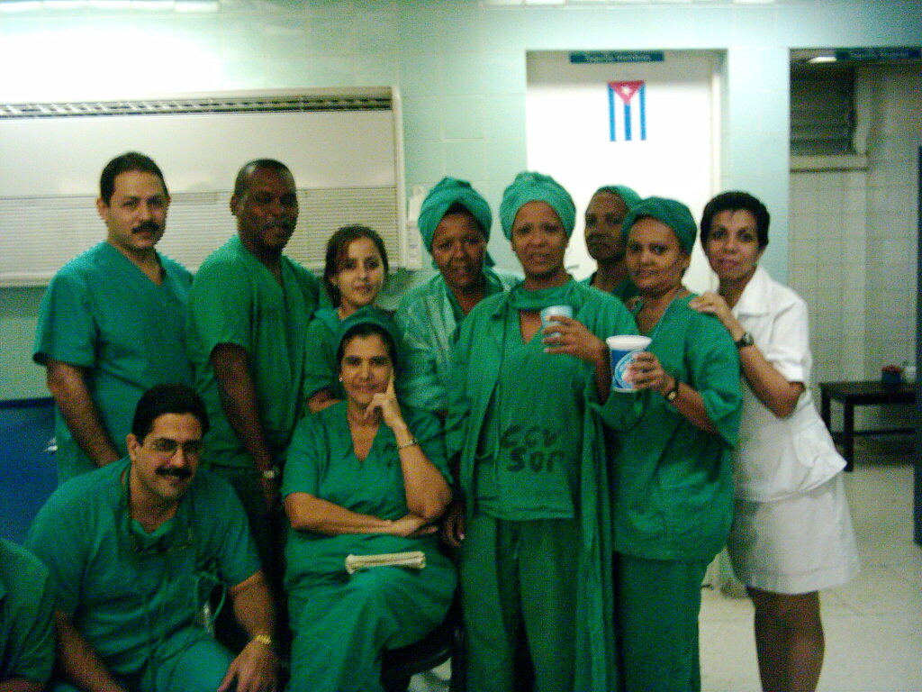 Un grupo de médicos y enfermeras cubanos con uniforme verde posan en un hospital de Santiago de Cuba