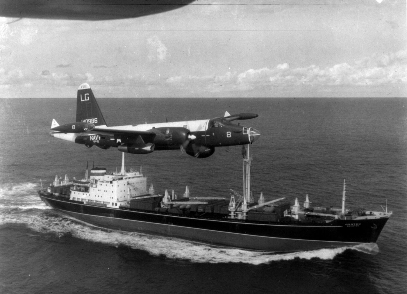 Un avión de patrulla de la Marina de Estados Unidos vuela sobre un carguero soviético en alta mar, en octubre de 1962