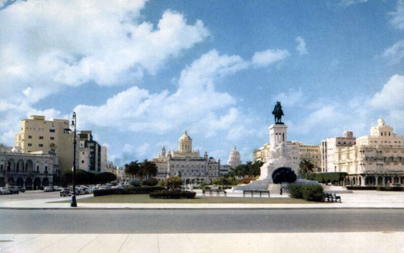 Postal de la avenida frente al Palacio Presidencial de La Habana hacia 1955