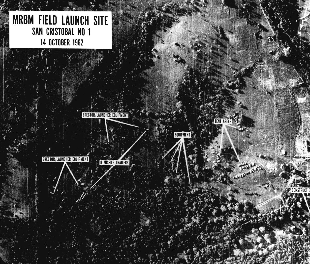 Foto aérea en blanco y negro de una base de misiles en construcción en San Cristóbal, con rótulos