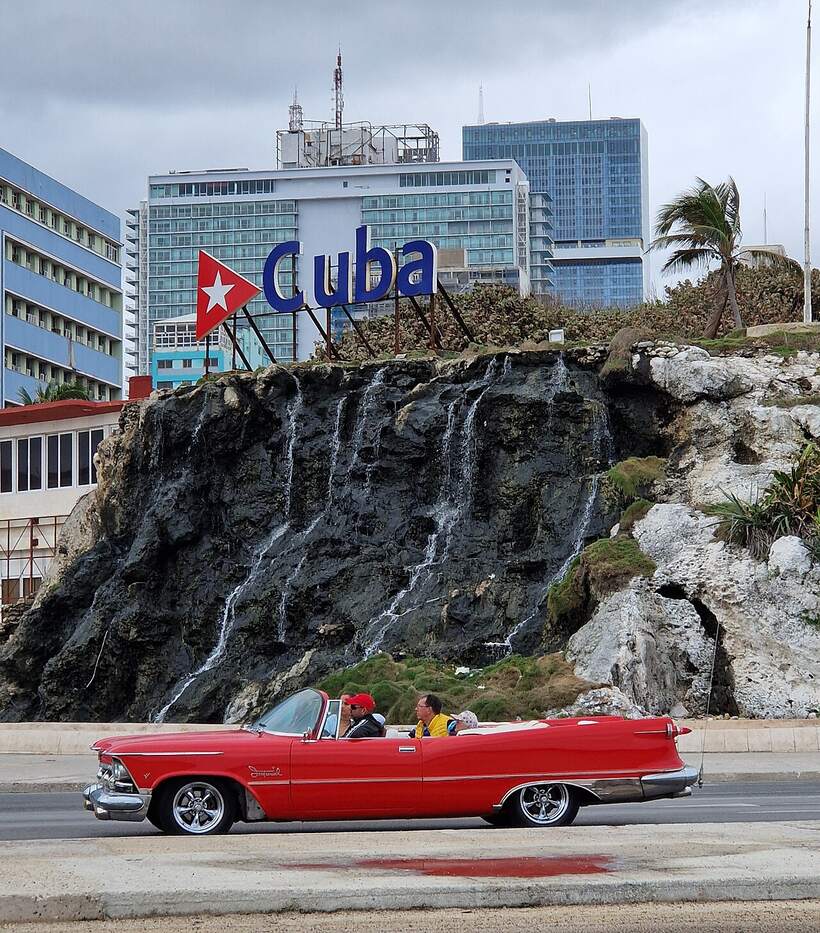 El hotel Habana Libre y la Torre K, de 42 pisos, vistos desde el Malecón de La Habana
